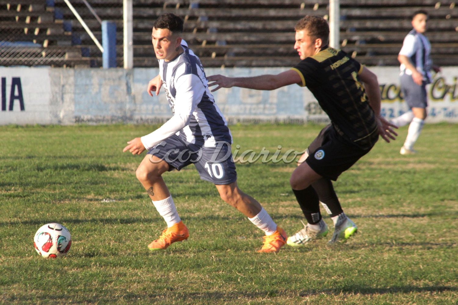 Ariel Ríos elude la marca de Lombardelli en el círculo de la mitad de la cancha