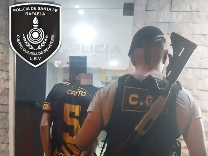 Intentó fugarse en moto y trepó al techo de una casa para escapar de la policía