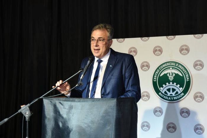 El intendente de Rafaela, Luis Castellano, se dirigió a los presentes y agradeció a Diego Castro, presidente saliente, por el trabajo compartido, al tiempo que renovó el compromiso del Municipio con la nueva gestión