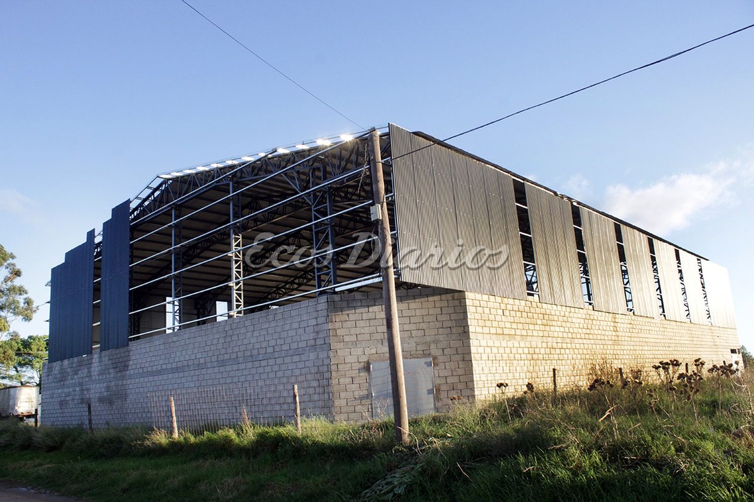 Detenida. Está la construcción del polideportivo en 98 y 67