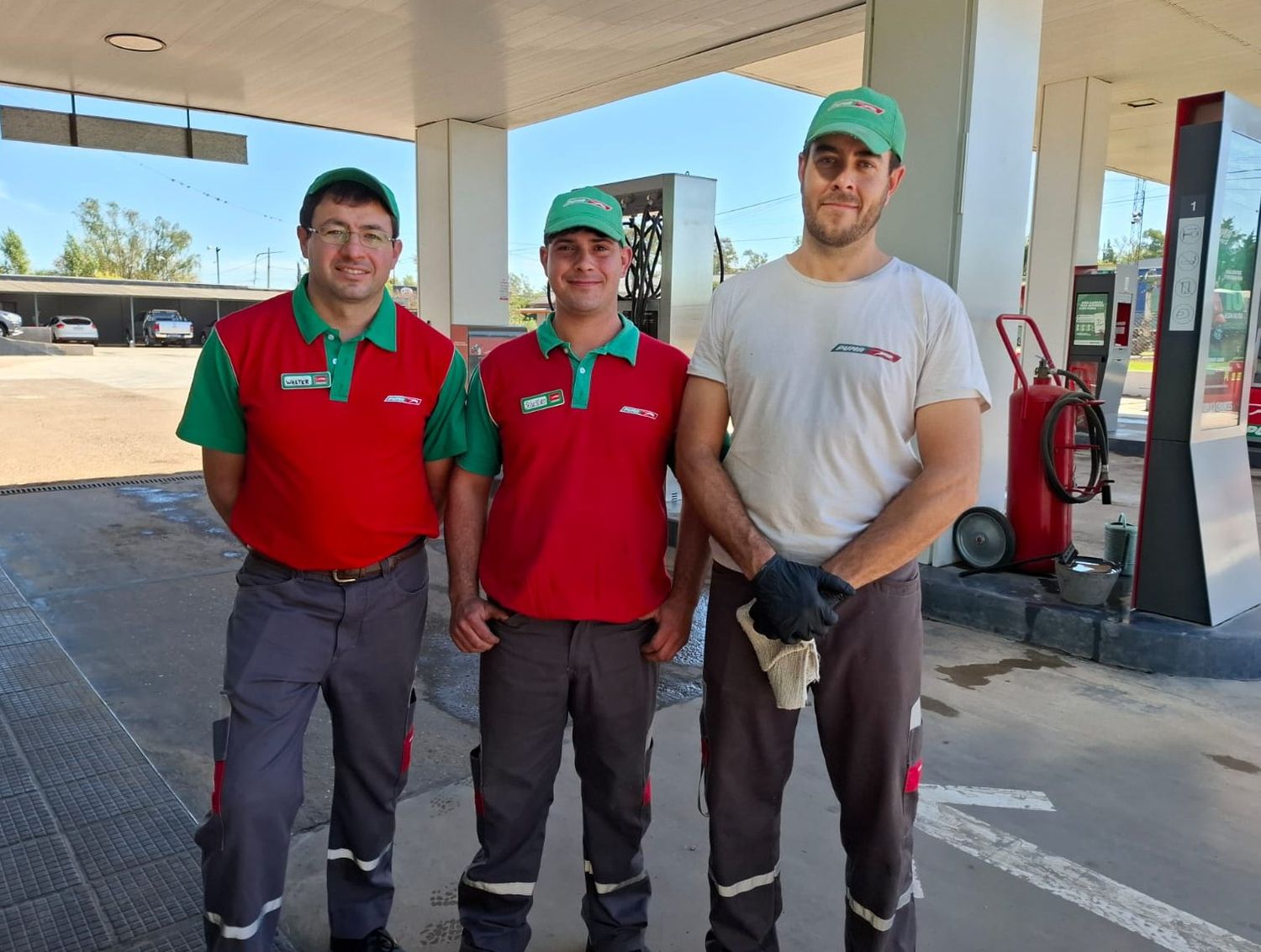 Walter Denoni, Sebastián Cosso y Jorge Giménez Beresiartu, playeros de la Estación de Servicio PUMA