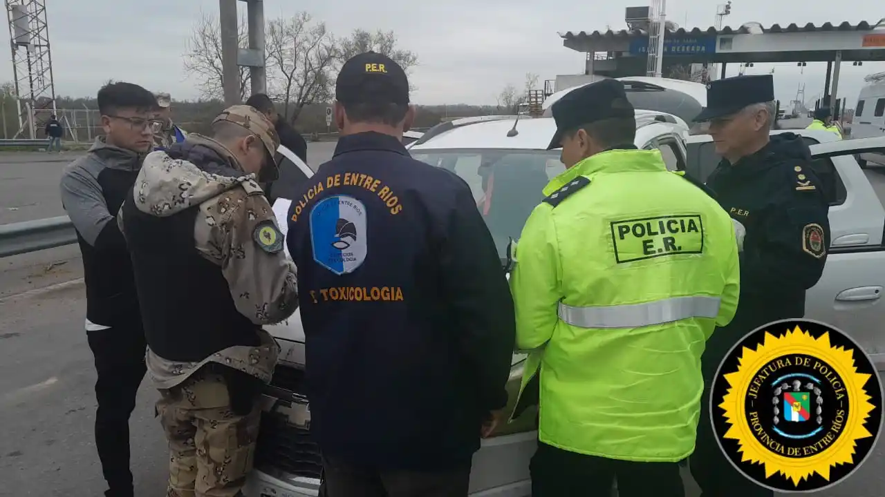 Operativo policial en el peaje Victoria-Rosario: más de 200 vehículos controlados y un arma secuestrada
