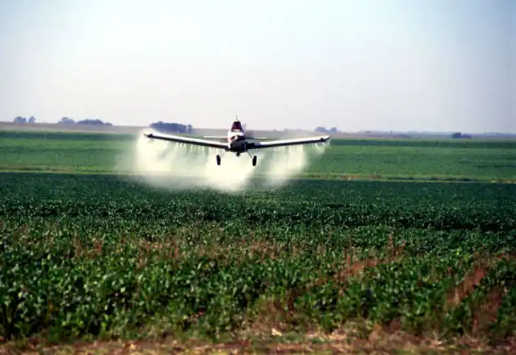 Agroindustria suspendió por un año la resolución que permitía fumigar cerca de escuelas 