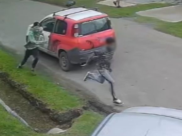 [VIDEO] Vecinos atacaron al ''ladrón del barrio''  y le sacaron las zapatillas