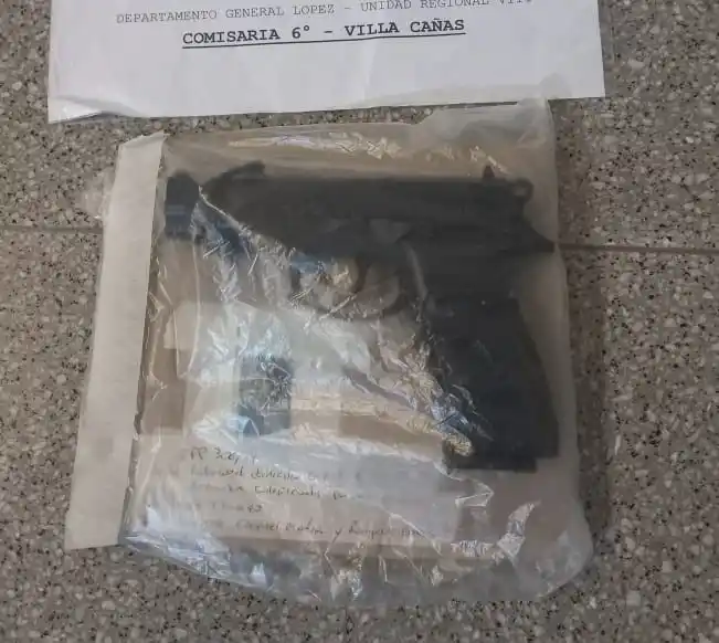 Una de las armas incautadas en el operativo.