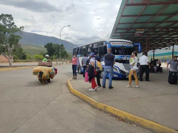 Reactivadas rutas en la frontera: retornados tienen acceso al transporte público