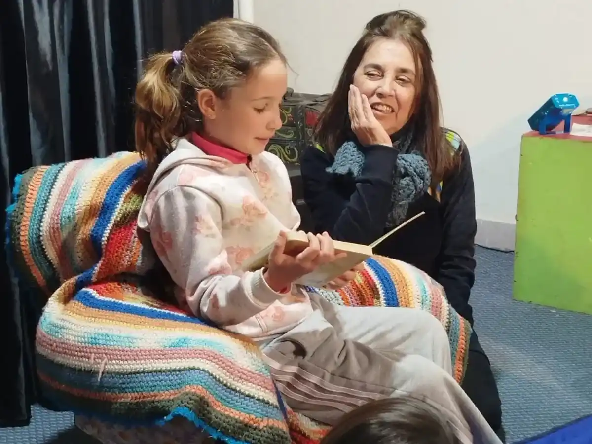 La Biblioteca Ambulante de Chascomús sembró magia y lectura en una nueva “Tardecita de cuentos”