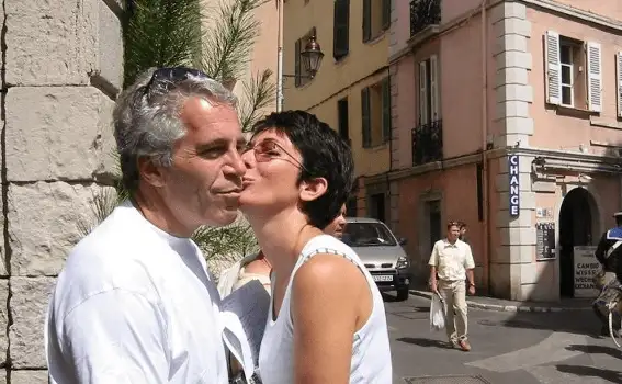 Una de las fotografías presentadas como evidencia por la Fiscalía de Nueva York en el caso contra Ghislaine Maxwell. Foto AFP