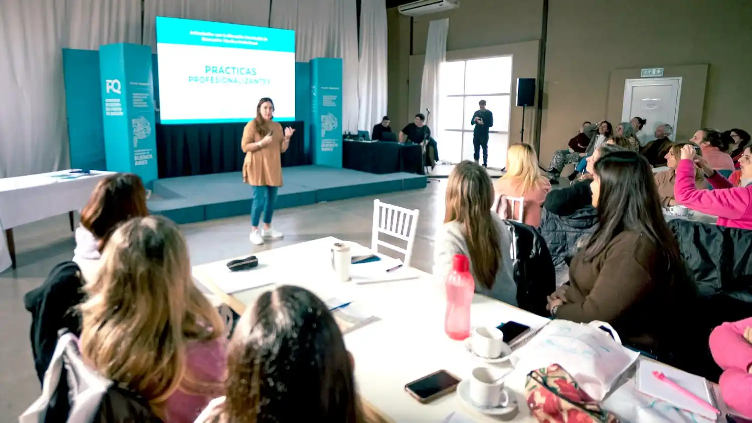 Jimena López les dio la bienvenida a las docentes