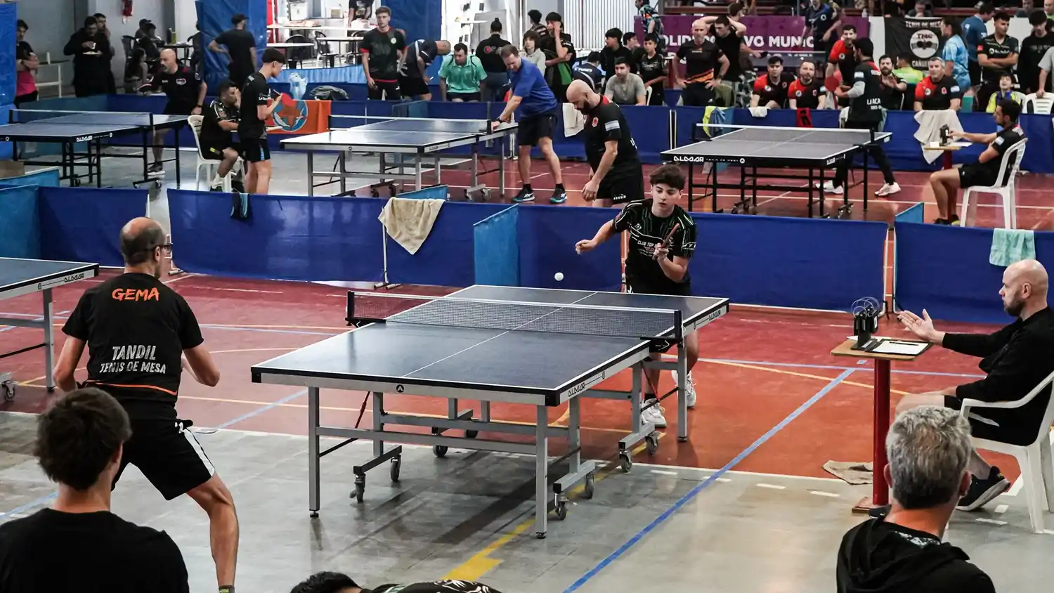 Gran nivel de tenis de mesa en el Polideportivo Municipal