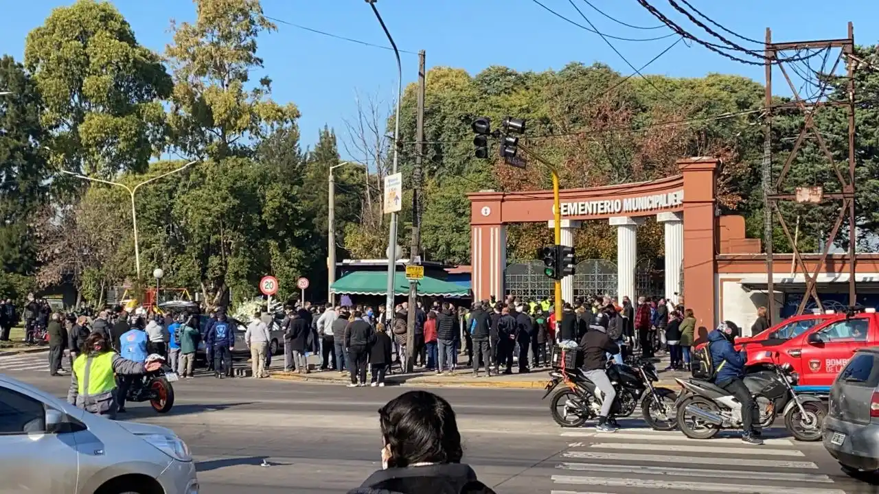 Cementerio de Morón: Emotiva despedida a los bomberos fallecidos en el incendio de la perfumería