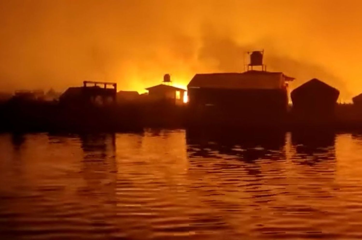 El incendio pone en peligro la isla de Los Uros en Perú