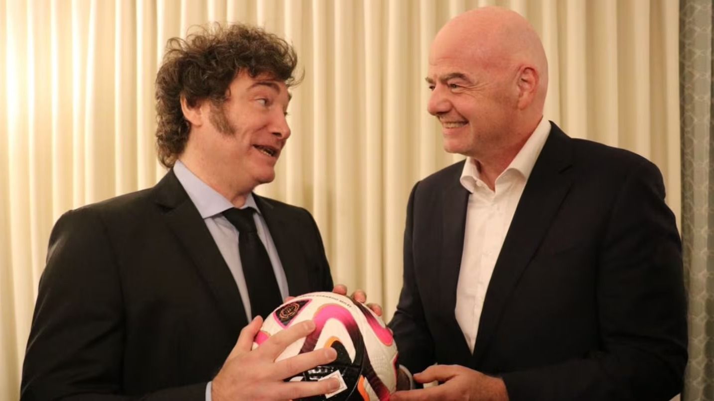 La administración de Javier Milei evalúa no comprar los derechos de transmisión para la Copa del Mundo que se jugará en Estados Unidos, México y Canadá. (Foto: X/@madorni)