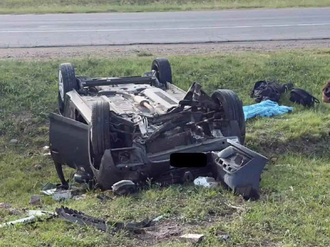 Bomberos de Gualeguaychú intervinieron en el vuelco de un auto en el ingreso a una estación de servicio de la Ruta 14
