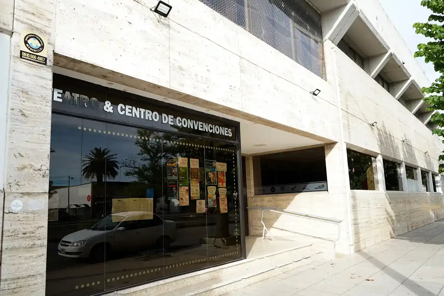 La institución desarrolla sus talleres y cursos en las sedes de avenida 59 Nº 1798 y avenida 42 Nº 2855