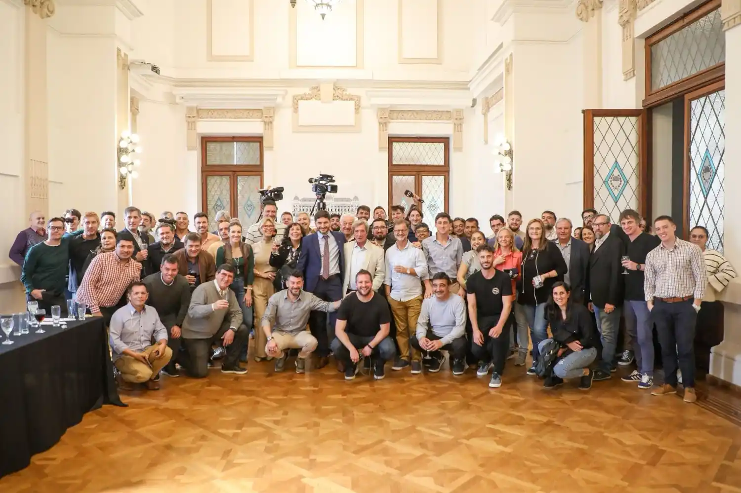 Pullaro junto con los trabajadores de prensa.