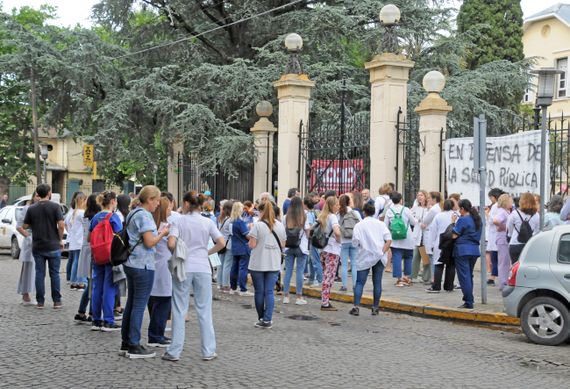 "Un médico de guardia cobra 3.200 pesos la hora y una docena de empanadas cuesta 4.500"