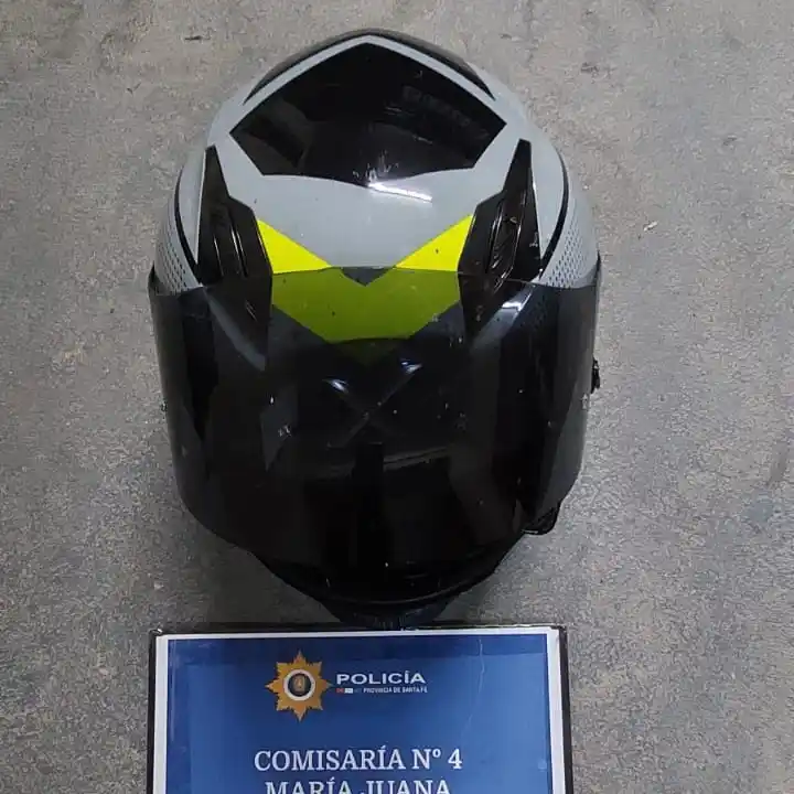 recuperaron dos motos y un casco - 3