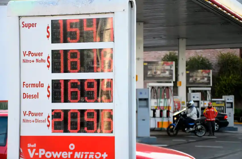 Golpe al bolsillo: al igual que YPF, Shell aumentó el precio de los combustibles