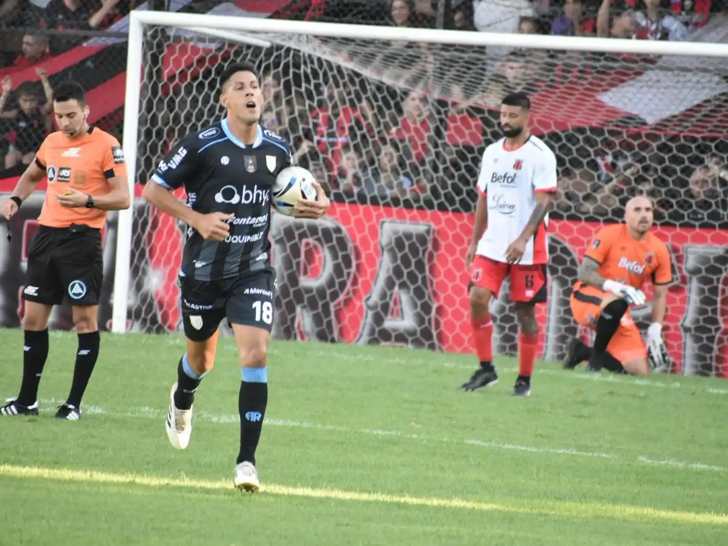 Con gol de M.Quiroga, la Crema logró empatar 1 a 1 en su visita a Defe. Foto:Prensa AR