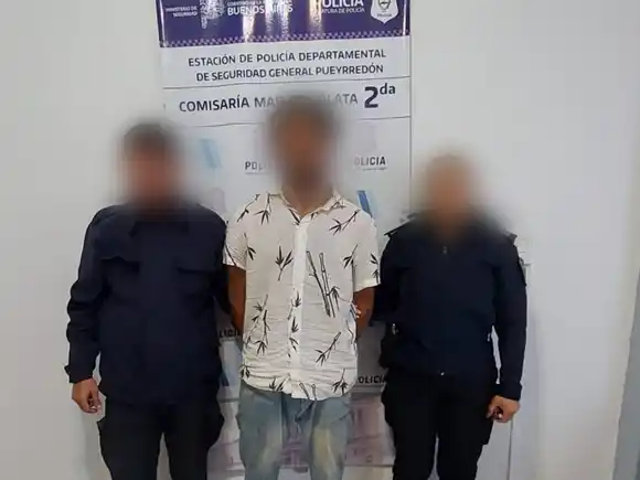 Un hombre rompió las manijas de un auto estacionado en el centro