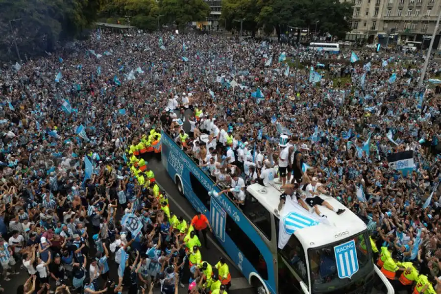 Miles de hinchas acompañando a los campeones (AFP)