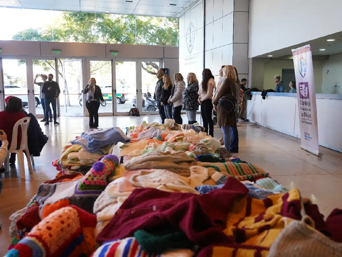 El grupo de “Manos tejedoras” entregó mantas a Red Solidaria y el Hospital