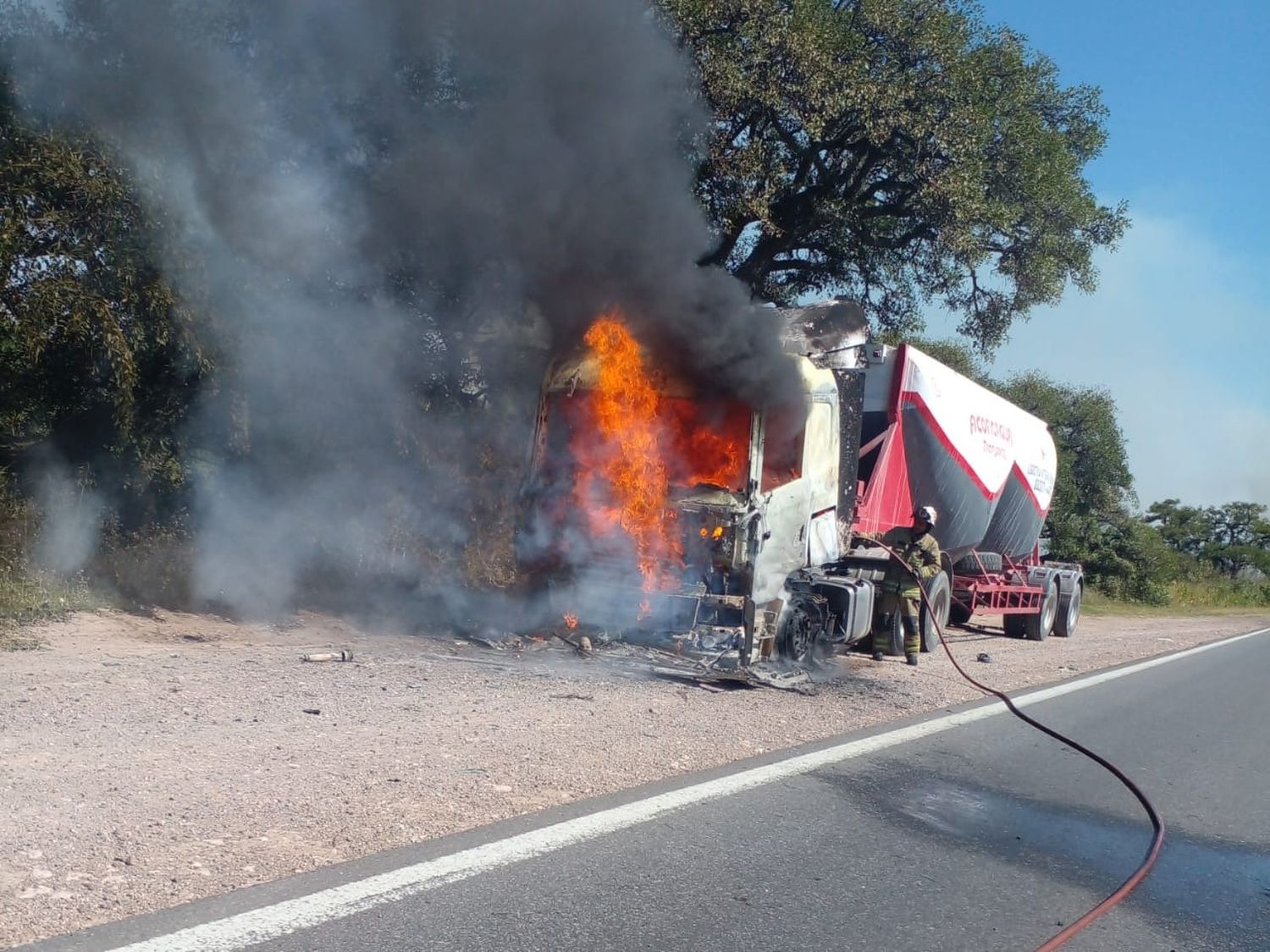 Incendio de camión en la Autovía N°12: intenso trabajo de Bomberos Voluntarios de Ceibas y Villa Paranacito