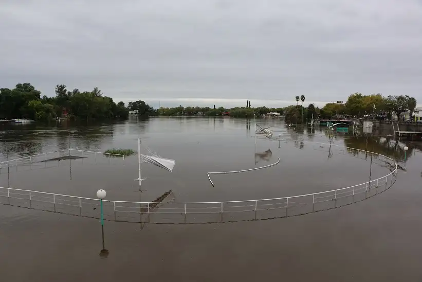 El río Gualeguaychú sigue creciendo y preocupa la sudestada 