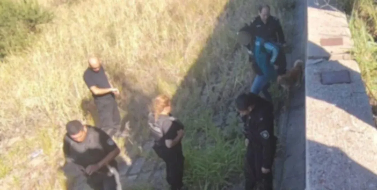 El momento en que los uniformados contienen a la mujer. Crédito: El Litoral.