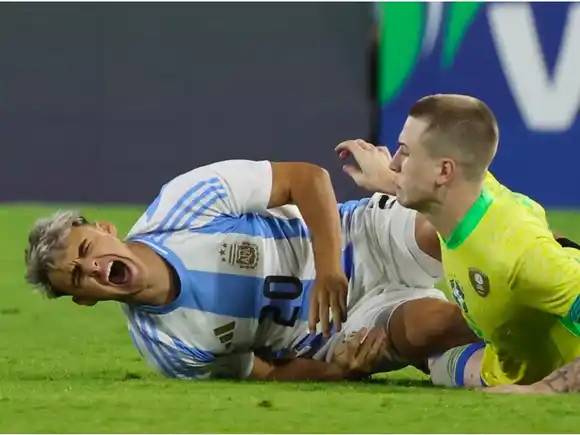 Alex Woiski terminó hospitalizado tras la infracción que sufrió frente a Brasil