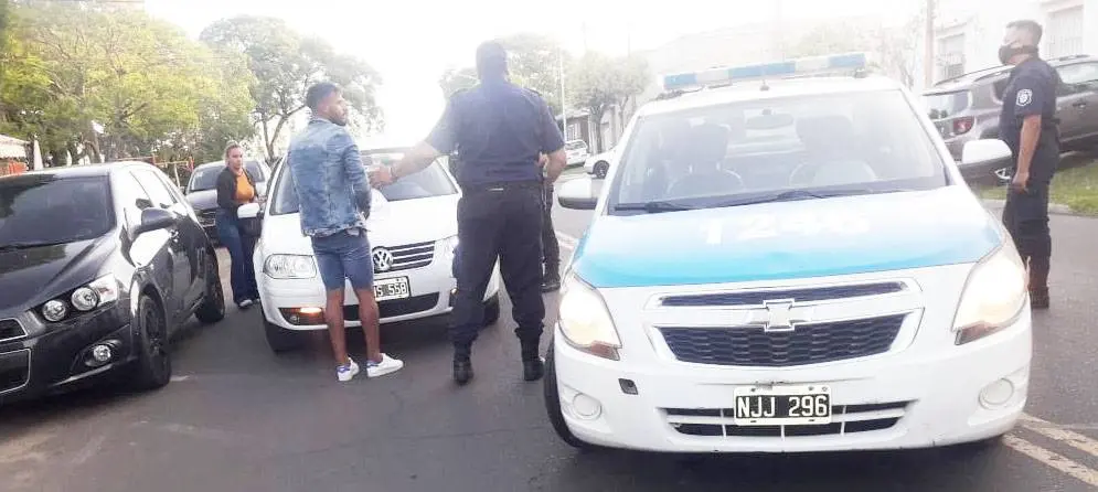 Policía de franco y paseando con su pareja persiguió a un prófugo