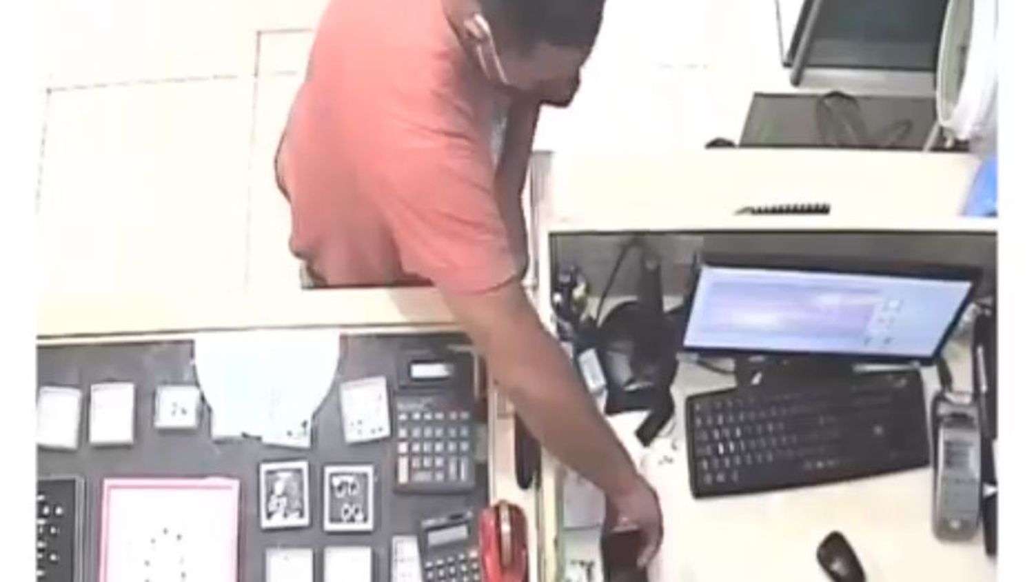 Quedó "escrachado" en las cámaras de seguridad cuando robaba una joyería de Paraná