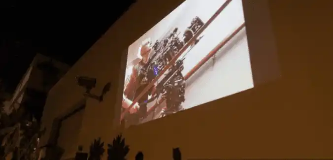 En el homenaje que le hicieron, se ve a Hutchins en el set de Rust. Foto AFP