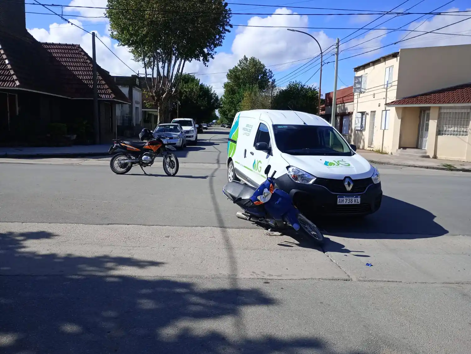 Accidente en 64 y 47: un motociclista fue hospitalizado tras un choque con una Kangoo