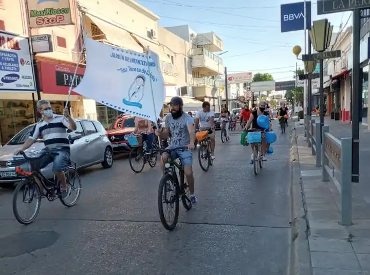 Egresados del jardín Calcuta festejaron en caravana el cierre de ciclo