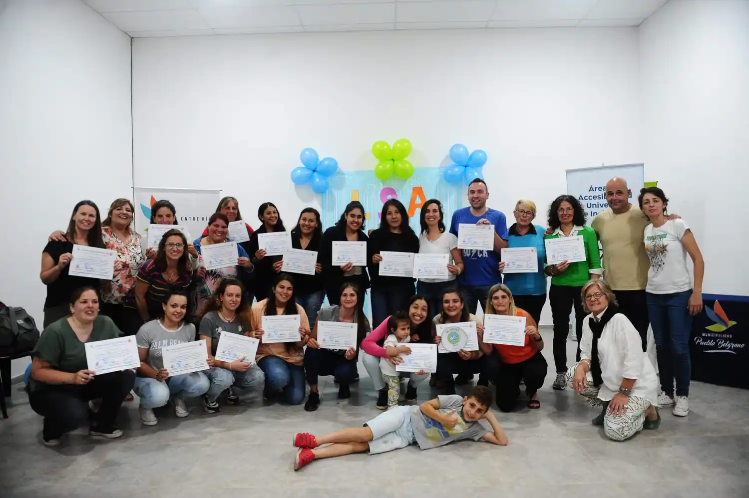 Buscan eliminar barreras comunicacionales en Pueblo Belgrano enseñando Lengua de Señas