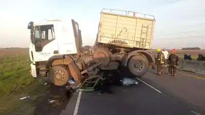 Un hombre que manejaba un tractor falleció tras ser embestido por un camión en la Ruta 226