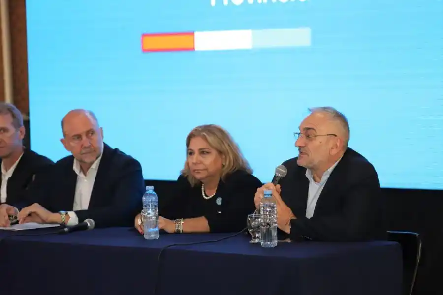 Calvo participó de la apertura de sobres para la construcciòn del Hospital Almicar Gorosito y la Posta del 107