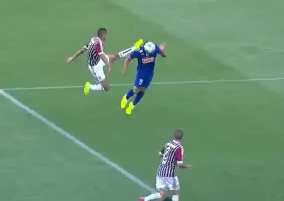 Video: Patada criminal en el fútbol brasileño 