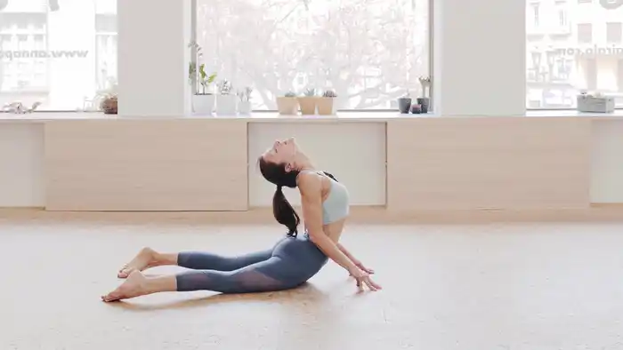 Con este ejercicio podrás tonificar y estirar gran parte de tu cuerpo/ DeporteGlam