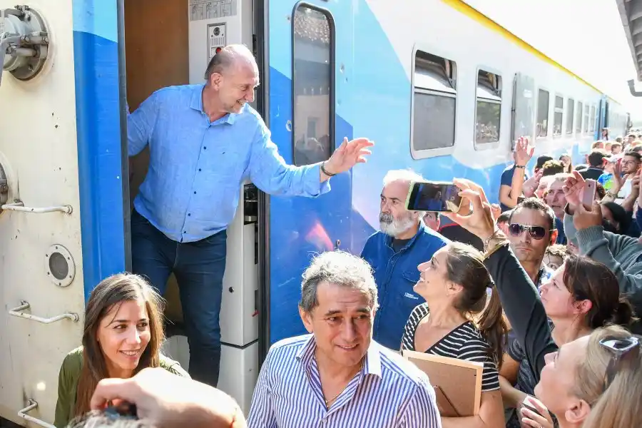 Perotti se subió al tren de pasajeros de la Línea Mitre que une la terminal de Retiro, en Buenos Aires, con la ciudad de Tucumán dejando inaugurada la nueva parada de la línea en la estación ferroviaria de Arrufó.