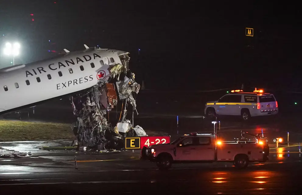 Un avión chocó con un camión de bomberos en un aeropuerto en Nueva York: al menos dos muertos