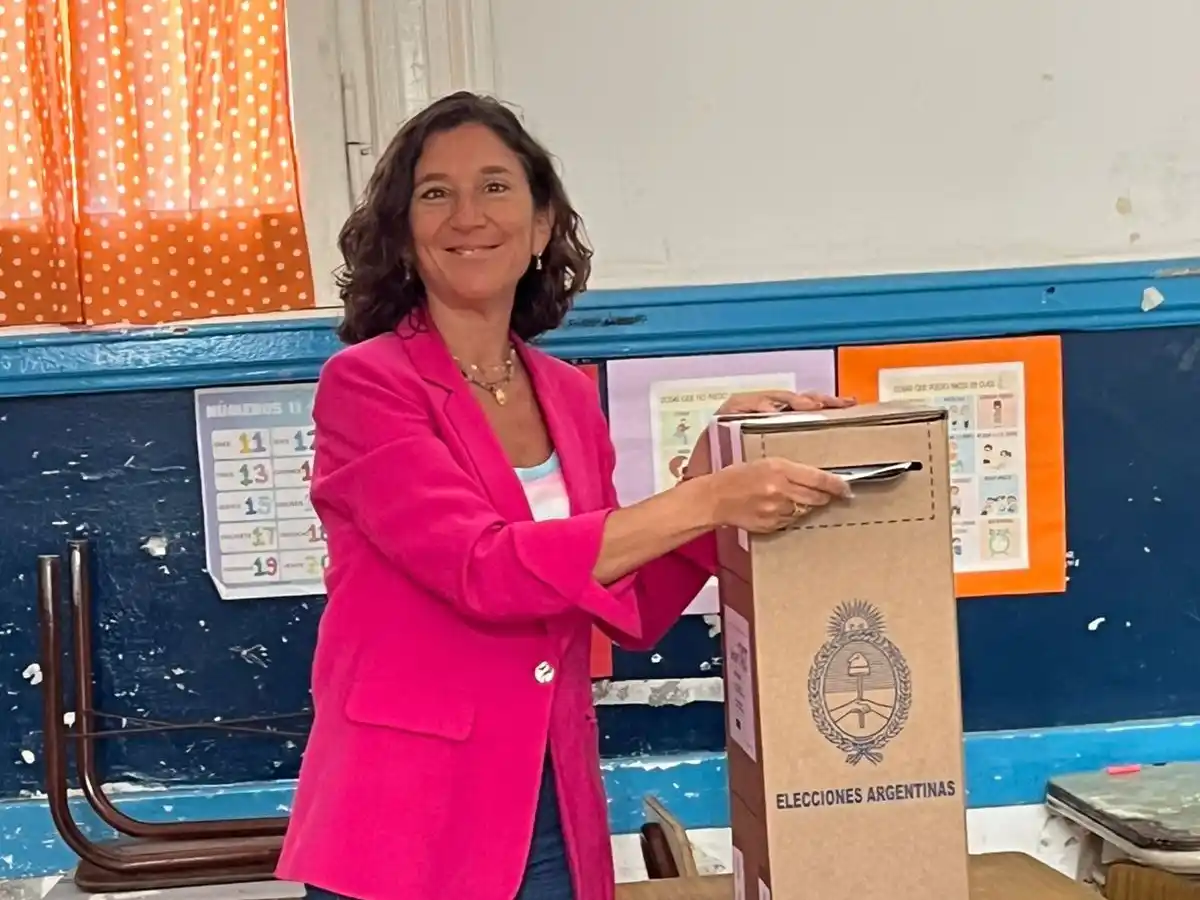La senadora departamental, Leticia Di Gregorio emitió su voto en el ex Normal.