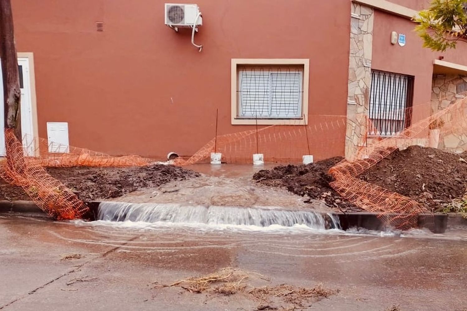 ¿Las Cataratas? Caos en barrio Sarmiento por un caño roto