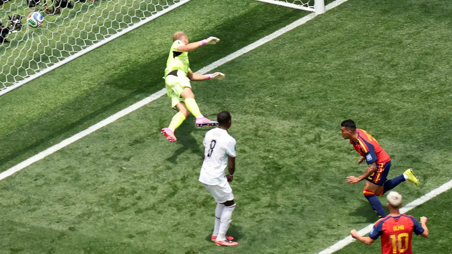 Porro ya mandó la pelota a la red para el 2-0.