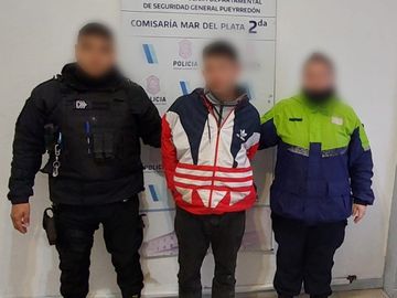 Detuvieron a un hombre que caminaba por la avenida Colón y San Juan con un revólver en la cintura