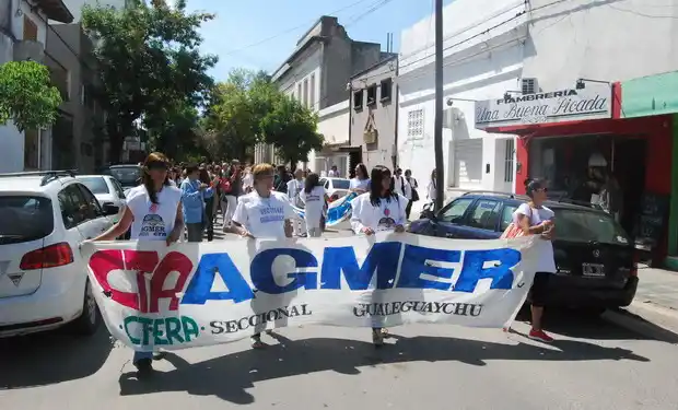 Los docentes volvieron a marchar a la espera de una propuesta no menor al 35%