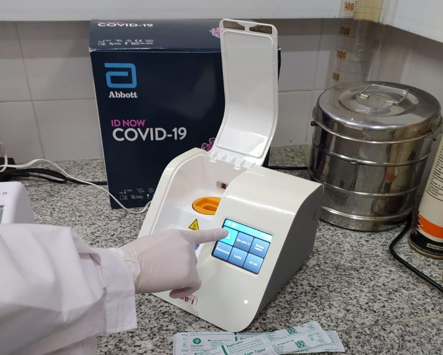 Nuevo equipo para PCR en el laboratorio del hospital del Colorado