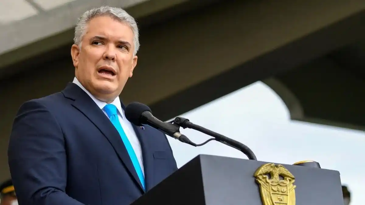 Facebook permite llamar “marica” a Iván Duque por su “carácter noticioso”